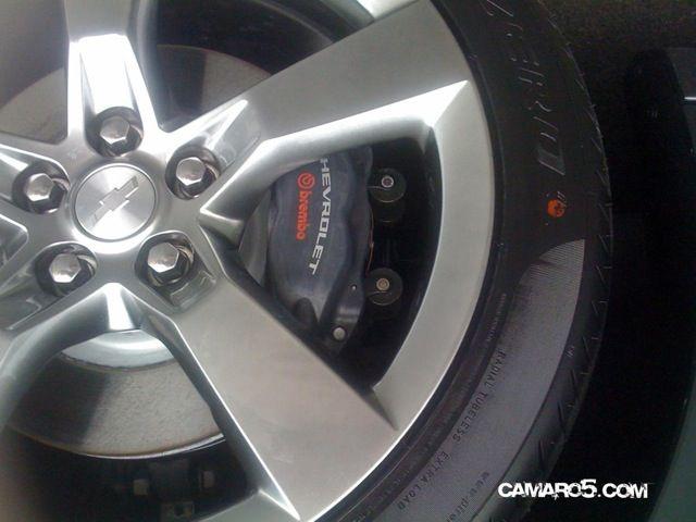 2279d1262717346_brembo_calipers_camaro_ss_now_fitted_brakedampeners.jpg