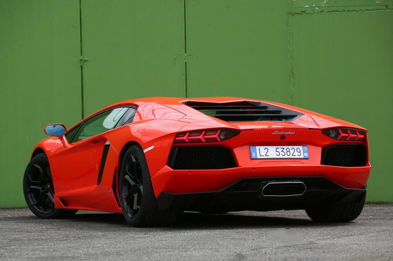 55_2012_lamborghini_aventador_fd.jpg