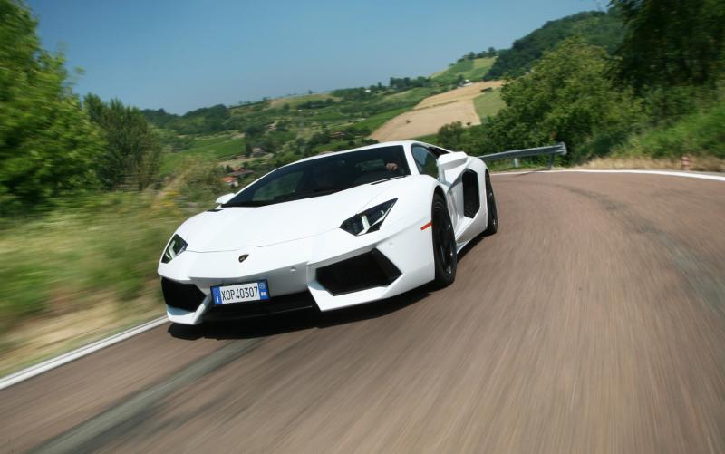 a2012_lamborghini_aventador_front_three_quarter_1.jpg