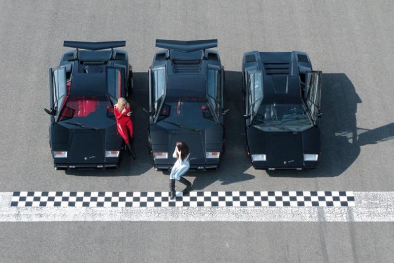 Drei_schwarze_Lamborghini_Countach_LP_5000_QV_Turbo_S_LP_400_Luftaufnahme_f900x600_F4F4F2_C_13093fe_333479.jpg