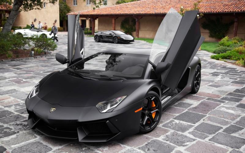 Lamborghini_Aventador_doors_up_1024x640.jpg